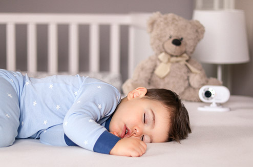 Un babyphone comporte plusieurs fonctions très utile pour veiller sur bébé lorsqu'il dort.