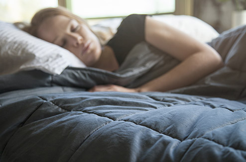 Les couvertures lestées vous aident à vous endormir facilement et réduisent l'anxiété.