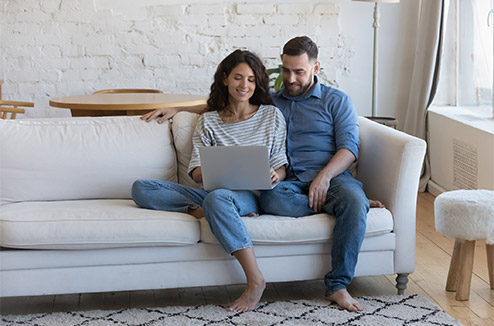 Couple regardant la télévision sur ordinateur