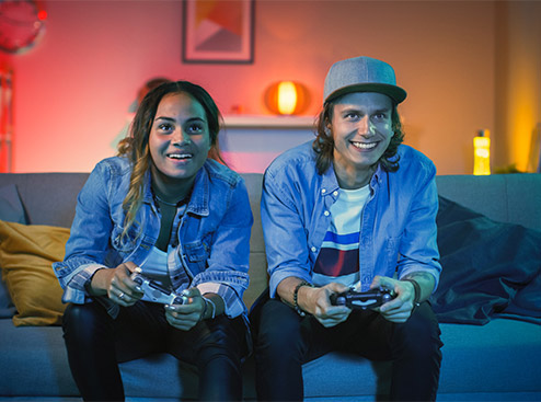 personnes jouant à la console