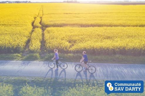 Couple faisant du vélo dans les champs