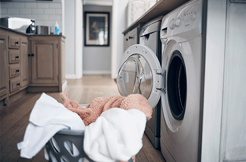 Un sèche-linge avec un panier à linge