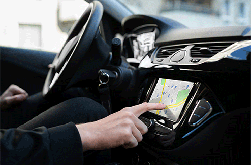 Une personne utilise son GPS intégré dans sa voiture