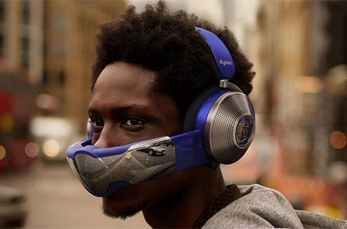 Un homme utilise le casque audio dyson zone avec purificateur d'air