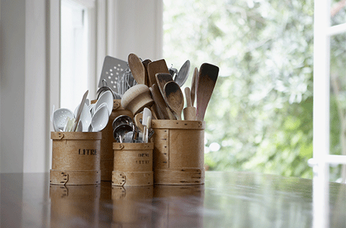 Des ustensiles de cuisine rangés dans des pots