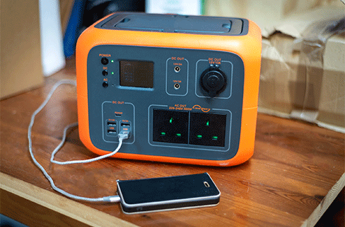 Un générateur électrique avec un smartphone branché