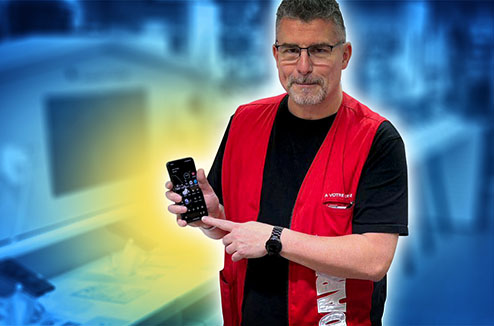 Vendeur montrant un smartphone Pixel 8 qu'il tient dans sa main