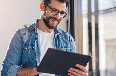 Un homme avec une tablette tactile