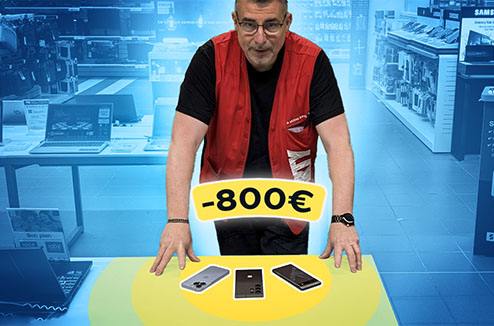 vendeur Darty appuyé sur une table sur laquelle trônent 8 smartphones à - de 800 €