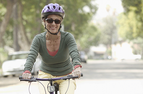 Une femme fait du vélo en ville