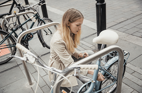 Une jeune femme gare son vélo
