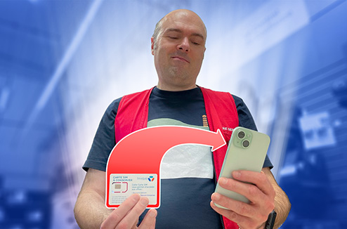 vendeur Darty tenant un smartphone et une carte SIM dans ses mains