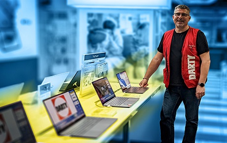 Vendeur Darty devant plusieurs ordinateurs portables