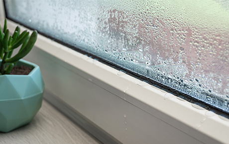Une fenêtre avec de la condensation qui coule