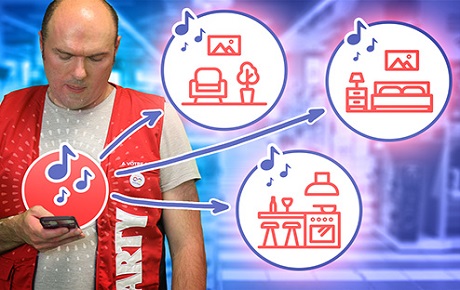Vendeur Darty tient un smartphone dans sa main et envoie de la musique dans plusieurs pieces