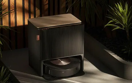 roomba combo 10 max et sa base dans un environnement sombre et classe