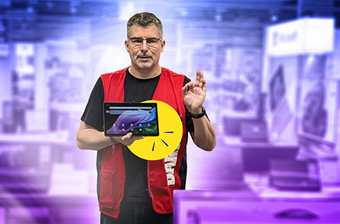 Vendeur Darty tient une tablette dans sa main droite