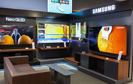 Télévisions Samsung exposées dans un showroom