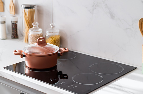 Une casserole sur une plaque de cuisson 