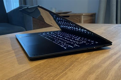 Le Lenovo Yoga Slim 7x entrouvert sur une table en bois