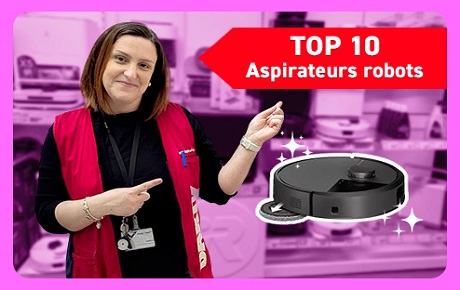 Une vendeuse Darty montre un aspirateur robot situé sur sa gauche