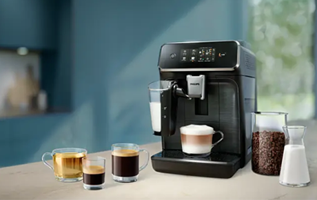 La cafetière Philips EP2334/10 exposée dans une cuisine moderne bleu avec plusieurs tasses de café et un pot de grains autour