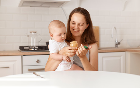 Une maman donnant à manger à son bébé