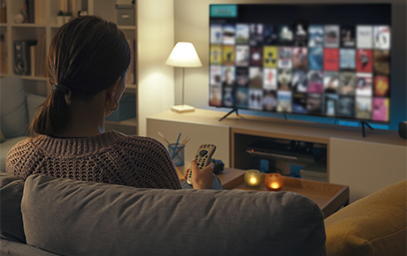 Une jeune femme regardant la télévision