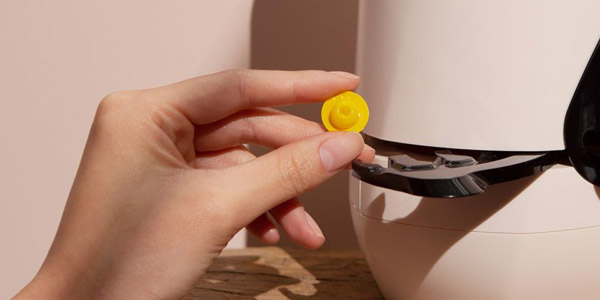Introduisez une capsule de soin dans l'appareil pour créer votre crème du jour !