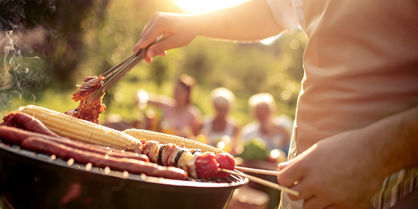 Pour un barbecue réussi, pensez à utiliser une pince ou une spatule au lieu d'une fourchette !