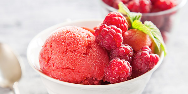 Rafraîchissez-vous avec une délicieuse glace saveur hibiscus. 