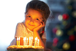 Une petite fille devant ses bougies d'anniversaire