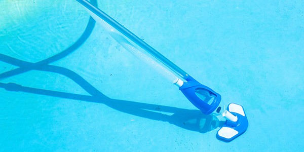 L'aspirateur balai nettoie uniquement le sol de la piscine.