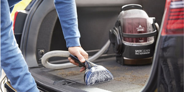 Nettoyer le tapis de voiture avec un appareil de massage