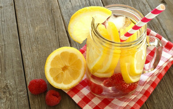 De l'eau et des fruits pour obtenir une detox water. 