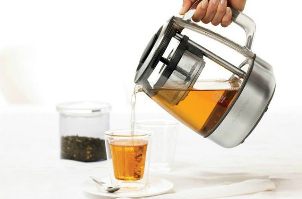 Doser son thé avec une cuillère à thé