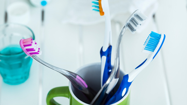 Non aux brosses à dents de la famille dans le même pot de rangement !