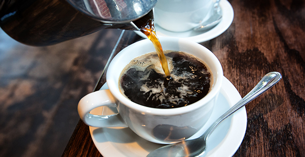 Le café noir du matin se prépare à la cafetière !