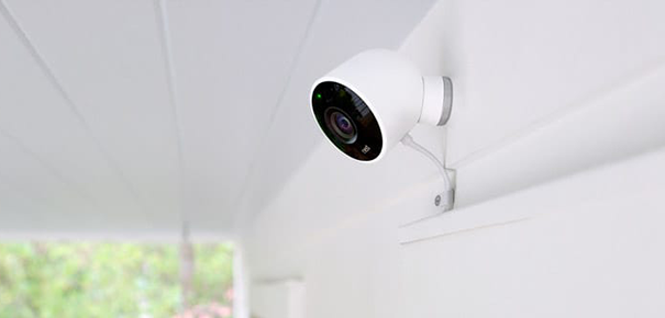 Caméra Nest installée au-dessus d'une porte