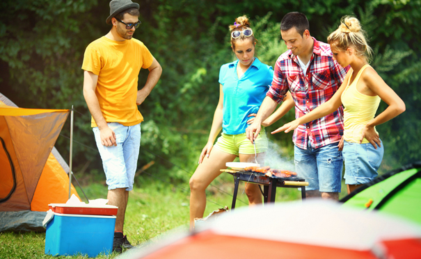 Des amis font un barbecue en camping