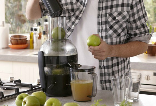 Réalisation d'un cocktail pomme-carottes avec une centrifugeuse