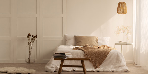 Pour plus de sérénité, optez pour une chambre minimaliste aux teintes naturelles.