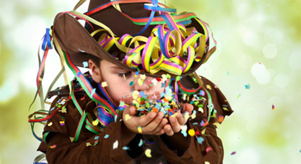 Les enfants aiment les confettis et la fête ! 