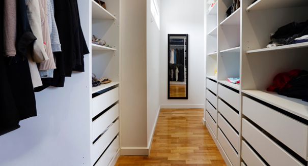 Dressing dans un couloir