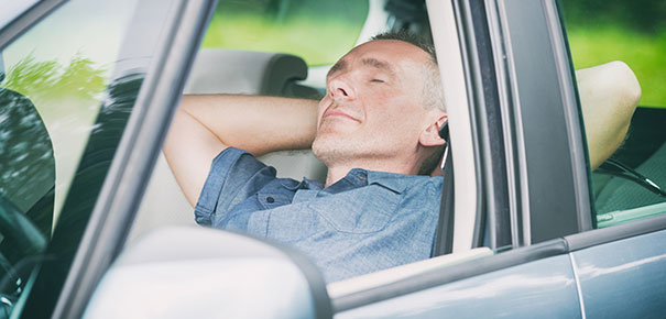 Pensez à la micro-sieste pour récupérer de la fatigue lors de vos pauses sur la route