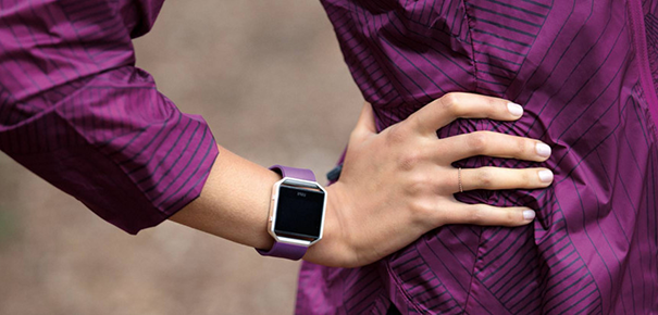 Fitbit Blaze avec un bracelet prune