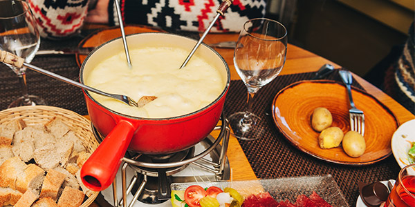 La fondue savoyarde :  Comté, Beaufort, Gruyère de Savoie, vin blanc, ail, pain