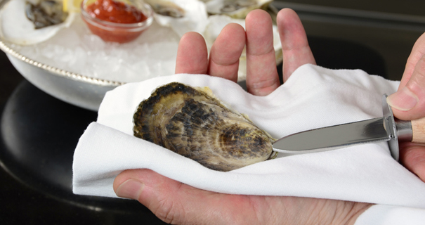 Une méthode infaillible pour ne pas se couper en ouvrant les huîtres...