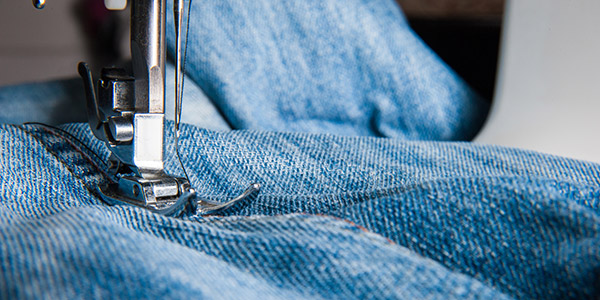 La surjeteuse est parfaite pour les finitions du jeans 