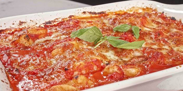Gratin de gnocchis à la sauce tomate au basilic, gratiné à la mozzarella.  